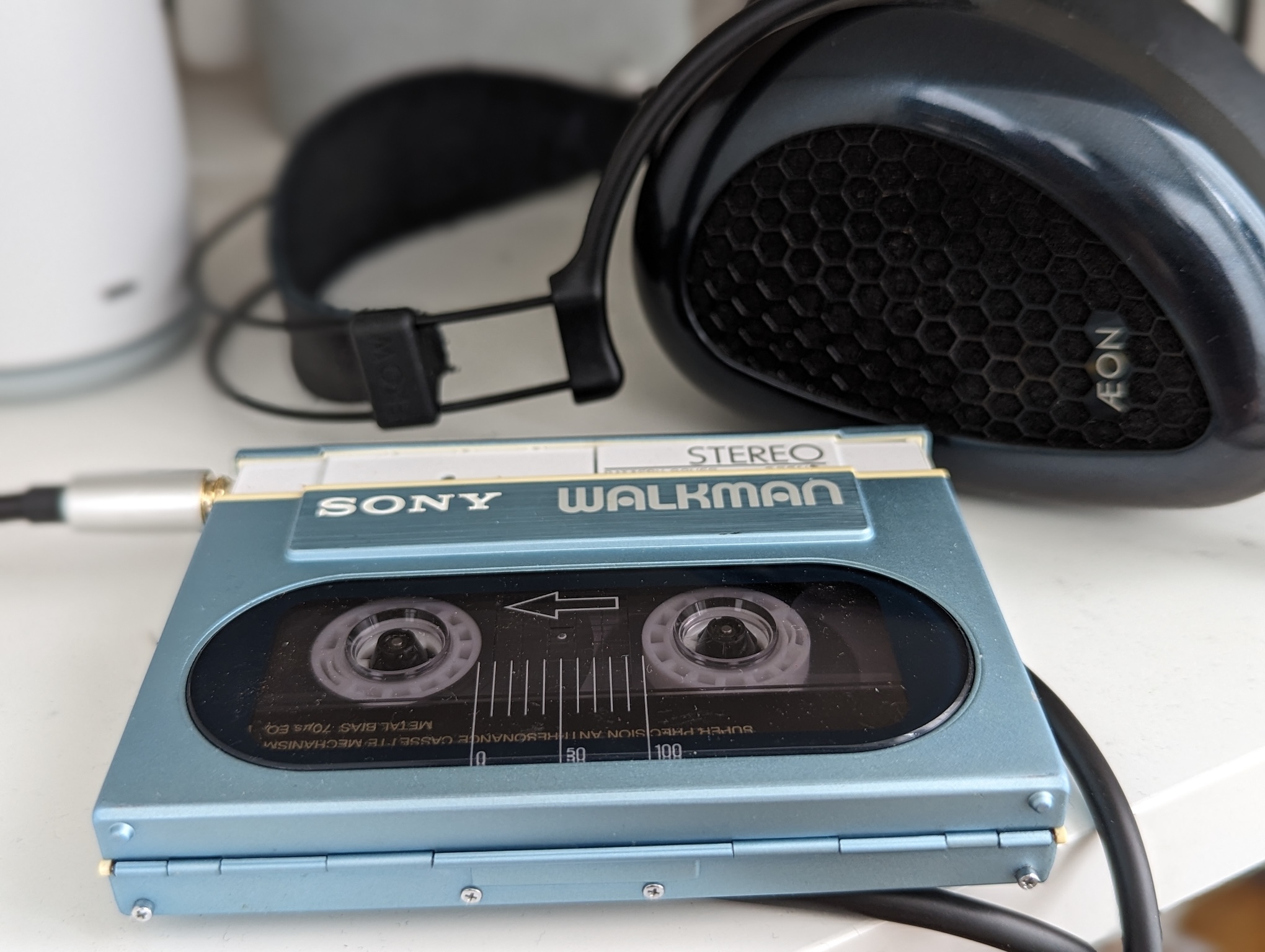 Sony WM-20 - Mit eingelegter Kassette und Kopfhörern
